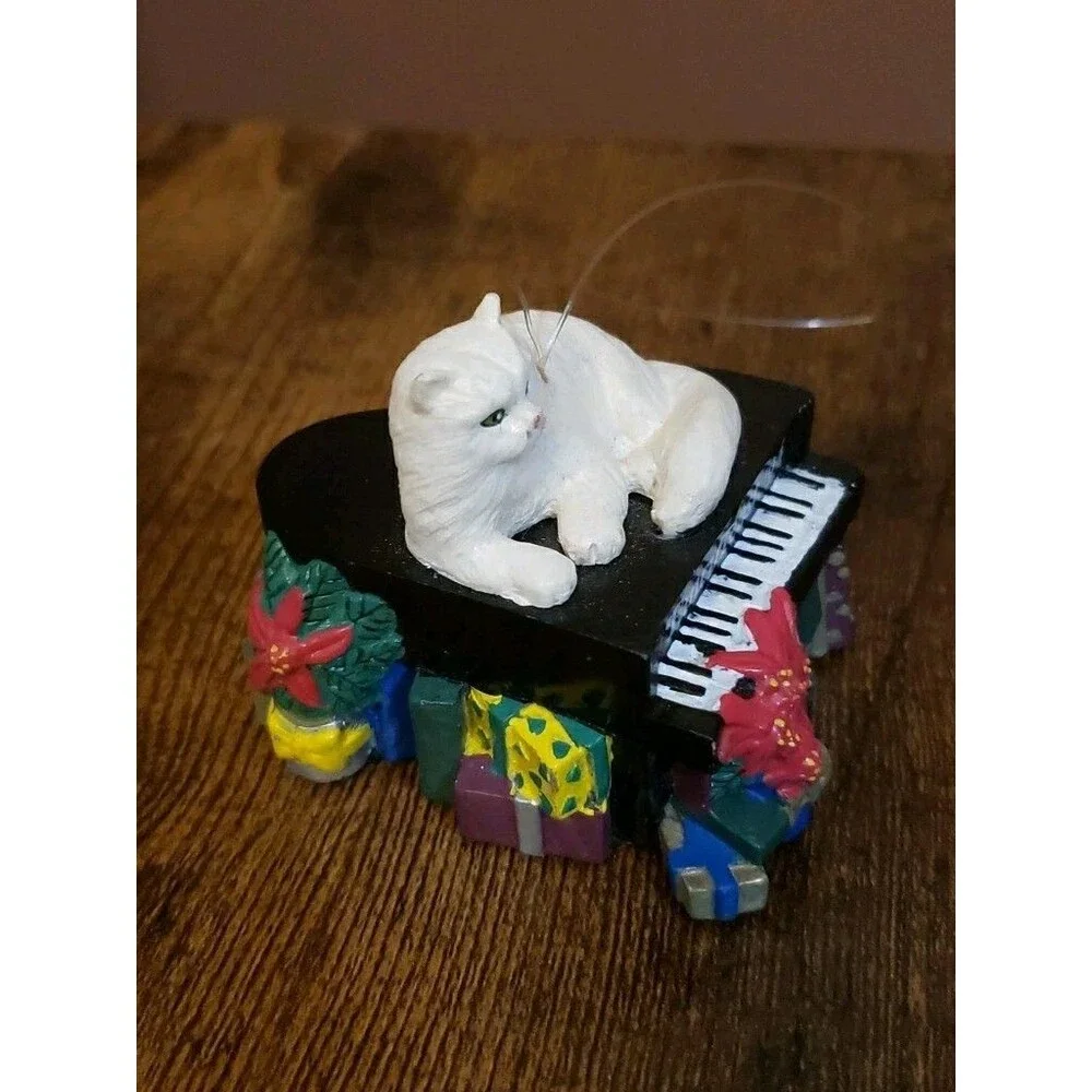 Fancy Feast 1994 Resin Christmas Ornament White Cat On Piano With Presents Kitty